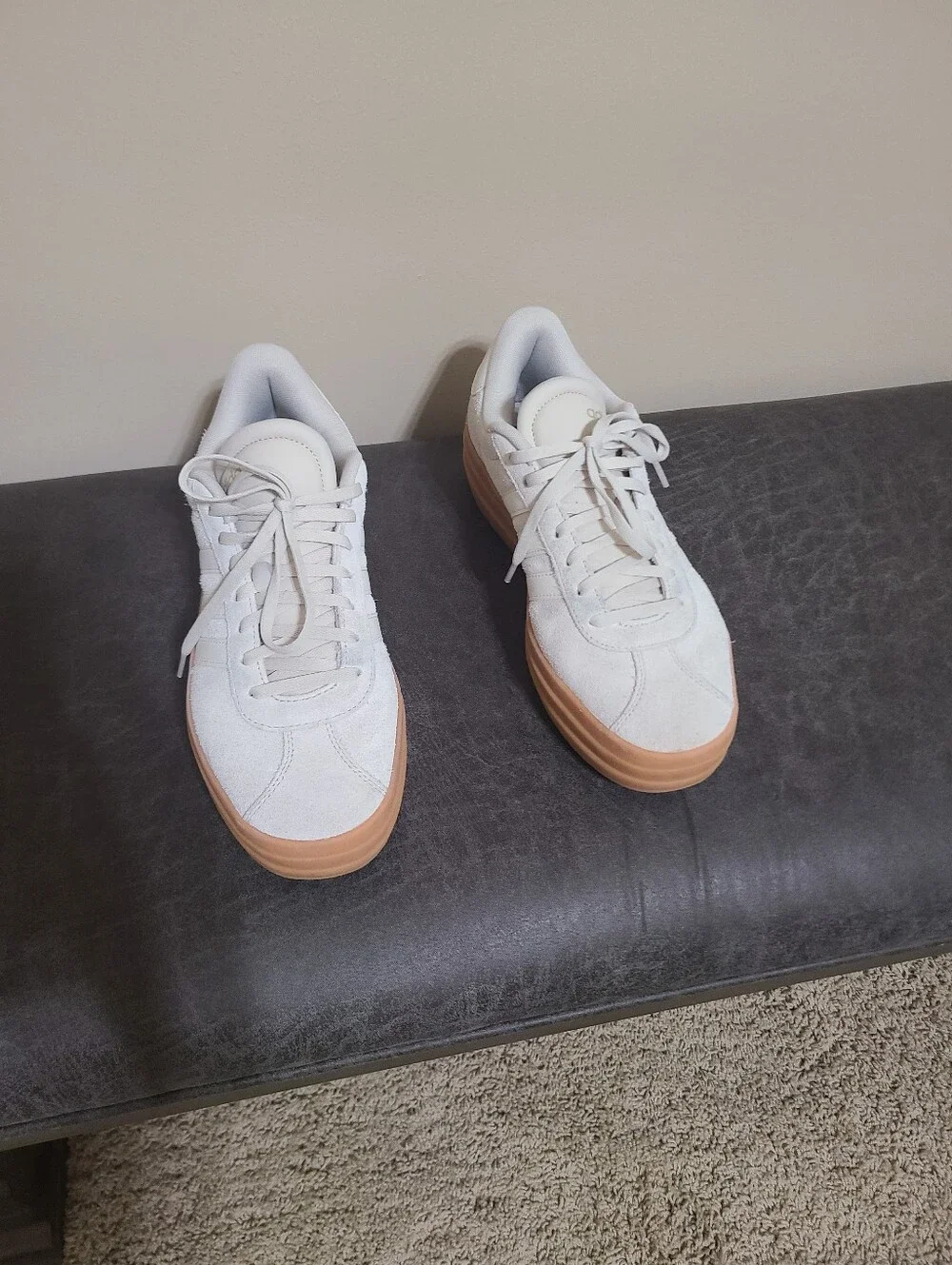Casual Women’s Adidas Low-Top Sneakers in Off-White with Gum Sole